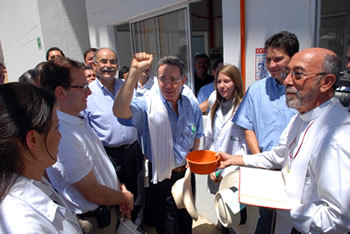 Durante la inauguración de una planta de bioetanol en Barbosa (Santander), el sacerdote Gilberto Becerra, párroco del corregimiento de Cité, lugar donde se construyó la obra, le pidió al Presidente Álvaro Uribe Vélez rociar con agua bendita a los trabajadores de la planta. "Con gusto,  padre, para que esta nueva obra tenga un acompañamiento divino", dijo el Mandatario.