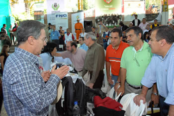 Previo al inicio del Consejo Comunal, en Quetame, Cundinamarca, el Presidente Álvaro Uribe dialogó por unos minutos con los representantes del Gobierno que asistieron a la reunión, en la que se hizo un balance de las obras que se adelantan para atender a los afectados por el sismo del pasado 24 de mayo.