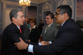 El Presidente Álvaro Uribe saluda al Alcalde de Pereira, Israel Alberto Londoño, al inicio de la reunión que el mandatario sostuvo este miércoles en con dirigentes de Risaralda. Junto a ellos, el Gobernador del departamento, Víctor Manuel Tamayo. 