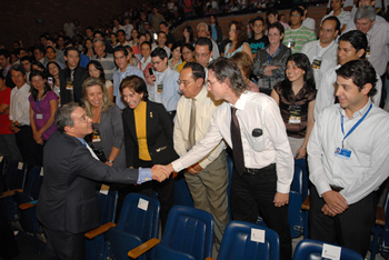 El Presidente Uribe saludo a una de las personas que asistió al Seminario Internacional Microfinanzas y Nuevas Emisiones en Colombia, que se cumplió este jueves en la Universidad Eafit de la ciudad de Medellín. En el evento, el Jefe de Estado resaltó los beneficios de invertir en Colombia y contribuir por esta vía con la generación de empleo de buena calidad y con afiliación a la seguridad social en el país.