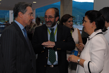 El Presidente Álvaro Uribe Vélez y la presidenta ejecutiva de la Cámara Colombiana de la Construcción (Camacol), Beatriz Uribe Botero, escuchan al ministro de Ambiente, Juan lozano, minutos antes de darse inicio al Congreso Nacional de la Construcción, este viernes 24 de octubre, en Yumbo, Valle del Cauca.