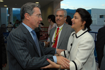 A su llegada al centro de eventos ‘Valle del Pacífico’, en el municipio vallecaucano de Yumbo, donde se realizó el Congreso Nacional de la Construcción, el Presidente Álvaro Uribe Vélez saluda a la presidenta ejecutiva de la Cámara Colombiana de la Construcción (Camacol), Beatriz Uribe Botero.