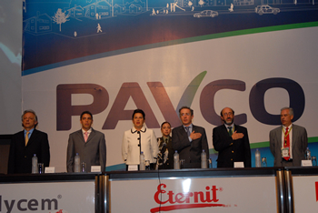 El Presidente Álvaro Uribe Vélez durante clausura del congreso nacional de Camacol. Lo acompañan los gobernadores de Cundinamarca y Valle, Andrés González y Juan Carlos Abadía; la presidenta ejecutiva de Camacol, Beatriz Uribe Botero; el ministro de Ambiente, Juan Lozano, y el presidente de la junta directiva del gremio constructor, Álvaro Hernán Vélez.