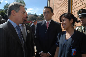 El Presidente Álvaro Uribe dialoga con Angélica María Calderón Lozano y Juan Francisco Romero Ávila, estudiantes de la Universidad de La Salle, quienes participaron en el foro académico 'El agro en manos de nuevas generaciones con visión de futuro'.