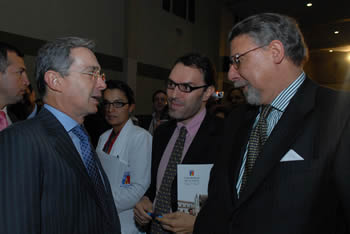 Antes de dar inicia al foro académico 'El agro en manos de nuevas generaciones con visión de futuro', en la Universidad de la Salle, el Presidente de la República diálogo con el Presidente de la Sociedad Agricultores de Colombia (SAC), Rafael Mejía, y con otros representantes del sector, que participaron en el evento.