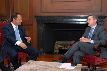El Presidente Álvaro Uribe Vélez se reunió este viernes en la Casa de Nariño con el Gobernador de la Provincia de Buenos Aires, Osvaldo Scioli. Durante el encuentro, analizaron estrategias para agilizar el intercambio comercial, en especial entre Colombia y esta región argentina. 