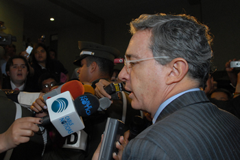 El Presidente Álvaro Uribe Vélez aseguró este viernes 24 de octubre que en el caso del Departamento Administrativo de Seguridad (DAS), pudo haber una trampa para hacerle daño al Gobierno de la Seguridad Democrática. 
