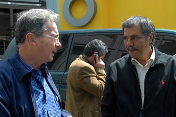 Saludo del Presidente Álvaro Uribe Vélez y el Ministro de Transporte, Andrés Uriel Gallego, poco antes de comenzar el consejo comunal temático y la rendición de cuentas sobre transporte e infraestructura, este sábado 25 de octubre, en la sede de Corferias en Bogotá.