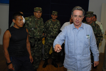 El Presidente Álvaro Uribe le indica a ‘Isaza’ el camino hacia el teatro estudio del canal regional Telepacífico, donde sostuvieron un diálogo acerca de cómo fue la fuga del hoy ex guerrillero, en compañía del congresista Óscar Tulio Lizcano.