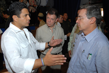 El Presidente Álvaro Uribe Vélez y el Ministro de Defensa, Juan Manuel Santos, conversan con el Alcalde de Cali, Jorge Iván Ospina. El encuentro se cumplió este domingo 26 de octubre en el Teatro Estudio del canal regional Telepacífico. 