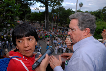 El Presidente Álvaro Uribe dio la palabra a una líder de los corteros de caña para que expusiera sus puntos de vista, este domingo 26 de octubre, en el Centro Administrativo Municipal (CAM) de Cali.