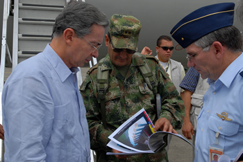 El Presidente Álvaro Uribe Vélez dialoga con el Comandante de la Tercera División del Ejército, general Justo Eliseo Peña, y con el director de Escuela Militar de Aviación, general José Javier Pérez.  El Jefe de Estado llegó a la ciudad de Cali para sostener un encuentro con los indígenas. 