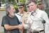 Saludo del doctor Óscar Tulio Lizcano y el Ministro de Defensa, Juan Manuel Santos, durante la rueda de prensa en la Base Aérea ‘Marco Fidel Suárez’, en la cual el ex congresista narró detalles de su fuga, tras permanecer secuestrado durante ocho años.