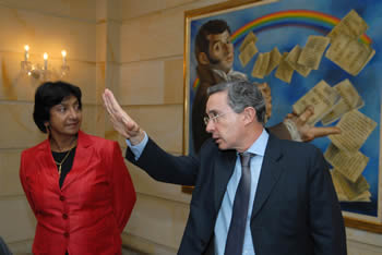 El Presidente Álvaro Uribe le mostró a la Alta Comisionada de las Naciones Unidas para los Derechos Humanos, Navanethem Pillay, un cuadro en el que aparece El Precursor Antonio Nariño, quien divulgó Los Derechos del Hombre y el Ciudadano durante la primera época de la Independencia.