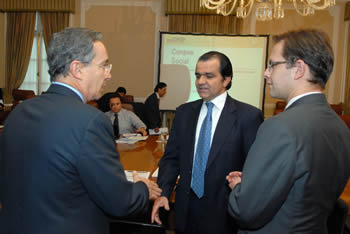 El Presidente Uribe entrega unas instrucciones a los ministros de Hacienda, Óscar Iván Zuluaga, y de Agricultura, Andrés Felipe Arias, antes de iniciar la sesión del Conpes.  
