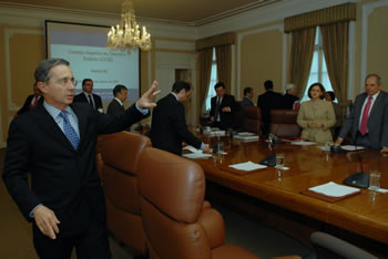 El Presidente Uribe momentos antes del inicio del Consejo Superior de Comercio Exterior, que se llevó a cabo este martes en la Casa de Nariño, con la asistencia de altos funcionarios del Gobierno y representantes de distintos sectores económicos del país.
