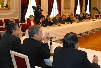 El Presidente Uribe y el Ministro del Interior y de Justicia, Fabio Valencia Cossio, lideraron una reunión, este martes 28 de octubre, en la Casa de Nariño, con congresistas de la Comisión Primera de la Cámara de Representantes, para hablar del proyecto de 'Ley de Víctimas'. También asistió, entre otros funcionarios del Gobierno, el Ministro de Hacienda, Óscar Iván Zuluaga.