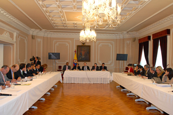 El Presidente Álvaro Uribe Vélez se reunió, este martes 28 de octubre, en la Casa de Nariño, con congresistas de la Comisión Primera de la Cámara de Representantes, para tratar el tema del proyecto de 'Ley de Víctimas', que cursa en el Congreso. Lo acompañaron, entre otros, los ministros del Interior y Justicia, Fabio Valencia Cossio; y de Hacienda, Óscar Iván Zuluaga.