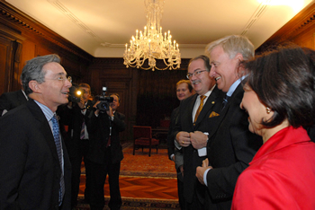 El Presidente del Bundesrat (Consejo Federal) y Alcalde Mayor de Hamburgo, Ole Von Beust, y el Embajador de Alemania en Colombia, Jurgen Cristian Mertens, celebran un comentario que hace a su llegada el Presidente Álvaro Uribe Vélez, momentos antes de sostener un encuentro en la Casa de Nariño en el que abordaron temas de interés bilateral, entre ellos la inversión alemana en Colombia. 