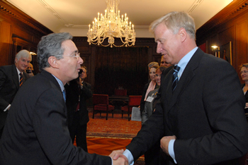 El Presidente Álvaro Uribe Vélez saluda al Presidente del Bundesrat (Consejo Federal) y Alcalde Mayor de Hamburgo, Ole Von Beust, durante su encuentro este martes 28 de octubre en la Casa de Nariño. El ilustre visitante se mostró muy interesado en los programas que adelanta el Gobierno, como la política de Seguridad Democrática.