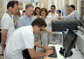 Previo a la instalación de Andicom 2008, el Presidente Álvaro Uribe visitó el stand del Ministerio de Comunicaciones, donde se exhibe la tecnología dirigida a las personas con discapacidad visual, y que ha sido implementada por esta cartera en varias regiones del país.