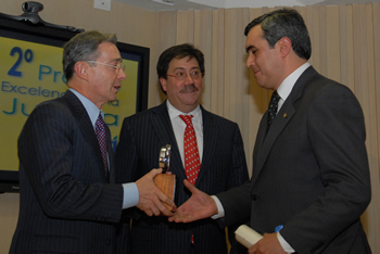 Arturo Solarte Rodríguez, presidente de la Sala Civil de la Corte Suprema de Justicia, recibió de manos del Presidente Uribe el premio 'Excelencia a la Justicia 2008', otorgado al proyecto de descongestión de procesos de casación en la Sala Civil del Alto Tribunal. 