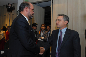 El Presidente de la República, Álvaro Uribe Vélez, saluda al presidente de la Corte Suprema de Justicia, Francisco Javier Ricaurte Gómez, a su llegada al Salón Múltiple del Banco BBVA, en Bogotá, donde se llevó a cabo este miércoles la entrega del premio 'Excelencia en la Justicia 2008'.