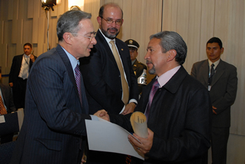 El Presidente Álvaro Uribe felicita al señor Álvaro Huertas, coordinador de los Conciliadores en Equidad de Soacha, que recibieron la primera mención de honor del premio 'Excelencia en la Justicia 2008'.