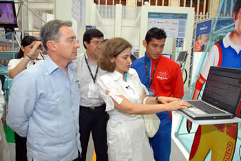 La Ministra de Comunicaciones, María del Rosario Guerra, guió la visita del Presidente Álvaro Uribe a U-City, un espacio instalado por esta cartera en Cartagena como parte del Congreso de Telecomunicaciones Andicom 2008, en donde se exponen 40 soluciones tecnológicas que ofrecen entidades públicas y privadas para beneficio de los usuarios.