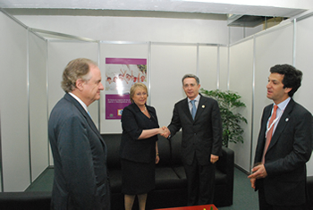 El Presidente Álvaro Uribe Vélez saluda a su homóloga de Chile, Michelle Bachellet, al inicio de la reunión bilateral que sostuvieron los dos mandatarios en la ciudad de San Salvador, en el marco de la Cumbre Iberoamericana de Jefes de Estado y de Gobierno. También estuvieron presentes el Canciller de Colombia, Jaime Bermúdez, y su colega de Chile, Alejandro Foxley.