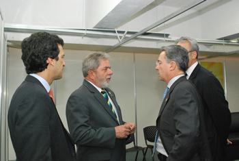 Antes de asistir a la reunión bilateral con la Presidenta de Chile, Michelle Bachelet, el Presidente Álvaro Uribe dialogó durante varios minutos con su homólogo de Brasil, Luiz Inácio Lula, en uno de los salones del Centro de Convenciones de El Salvador, donde se realiza la Cumbre Iberoamericana de Jefes de Estado y de Gobierno.