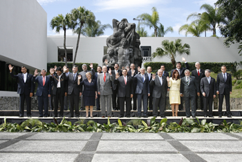 Foto oficial de los mandatarios que asisten a la Cumbre de Jefes de Estado y de Gobierno, en El Salvador, con el propósito de revisar temas de interés común, entre los que se encuentra la crisis financiera internacional. 