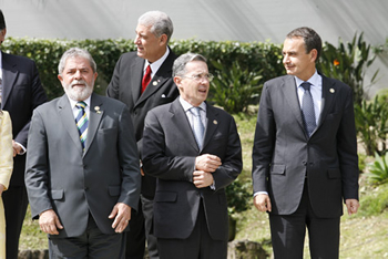 El Presidente de la República, Álvaro Uribe Vélez, y sus homólogos de Brasil, Luiz Inácio Lula, y España, José Luis Rodríguez Zapatero, se alistan para posar en la foto oficial de los señores Jefes de Estado y de Gobierno que asisten a la Cumbre Iberoamericana en El Salvador.