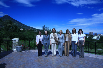 Las esposas de los Presidentes de los países iberoamericanos cumplieron, este jueves 30 de octubre, un recorrido por la ciudad de San Salvador, capital de El Salvador, en el marco de la XVIII Cumbre Iberoamericana que se realiza en este país. Entre ellas, la señora Lina Moreno de Uribe.