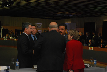 El Presidente Álvaro Uribe Vélez dialoga con el Secretario General de la OEA, José Miguel Insulza (de espalda), y los presidentes de Chile, Michelle Bachelet, y República Dominicana, Leonel Fernández. El encuentro se produjo minutos antes de que se iniciara la primera sesión plenaria de la XVIII Cumbre Iberoamericana, en San Salvador.