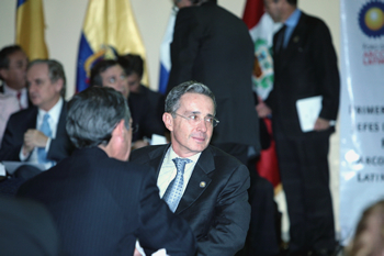 El Presidente Álvaro Uribe dialoga, este jueves 30 de octubre en San Salvador, con su homólogo de Guatemala, Álvaro Colom, antes de comenzar la reunión de Jefes de Estado miembros del Foro Arcos del Pacífico, una iniciativa promovida por Colombia desde 2006 y respaldada después por Chile, México y Perú, importante para el ingreso de Colombia a la Apec en el año 2010. 