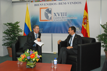 El Presidente de la República, Álvaro Uribe Vélez, durante la reunión bilateral de este jueves en la mañana con el Presidente del Gobierno Español, José Luis Rodríguez Zapatero, en el marco de la Cumbre de Jefes de Estado y de Gobierno que se cumple en El Salvador. 