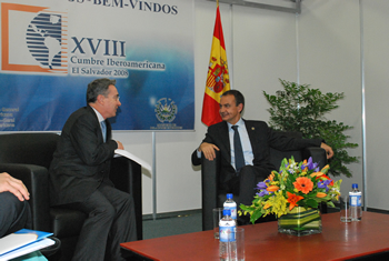 El Presidente de la República, Álvaro Uribe Vélez, durante la reunión bilateral de este jueves en la mañana con el Presidente del Gobierno Español, José Luis Rodríguez Zapatero, en el marco de la Cumbre de Jefes de Estado y de Gobierno que se cumple en El Salvador. 