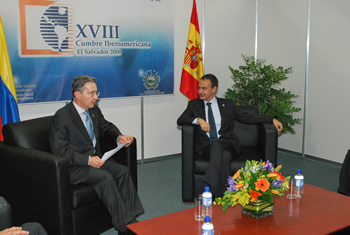 El Presidente de la República, Álvaro Uribe Vélez, durante la reunión bilateral de este jueves en la mañana con el Presidente del Gobierno Español, José Luis Rodríguez Zapatero, en el marco de la Cumbre de Jefes de Estado y de Gobierno que se cumple en El Salvador. 