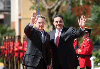 A su llegada al Centro Internacional de Ferias y Convenciones de El Salvador, el Presidente Álvaro Uribe fue recibido por su homólogo salvadoreño, Elías Antonio Saca, quien oficia como anfitrión de la Cumbre Iberoamericana de Jefes de Estado y de Gobierno.