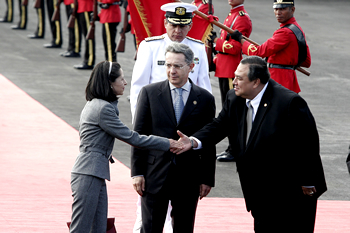 El Viceministro de Relaciones Exteriores de El Salvador, Luis Montes Brito, saluda a doña Lina Moreno de Uribe, a la llegada a San Salvador de la comitiva colombiana que participa en la Cumbre Iberoamericana de Jefes de Estado y de Gobierno, y que está encabezada por el Presidente de la República, Álvaro Uribe Vélez.