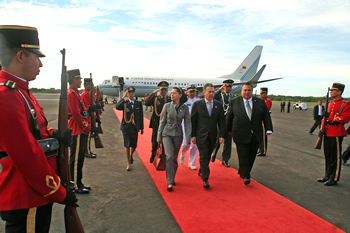 Con honores militares fueron recibidos el Presidente de la República, Álvaro Uribe Vélez, y su esposa, doña Lina Moreno de Uribe, a su llegada al Aeropuerto Internacional de San Salvador, con el propósito de participar en la Cumbre Iberoamericana de Jefes de Estado y de Gobierno.  Los acompaña el Viceministro de Relaciones Exteriores de El Salvador, Luis Montes Brito.