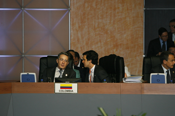 El Presidente Álvaro Uribe escucha con atención una inquietud del Canciller Jaime Bermúdez, durante la primera sesión plenaria de la Cumbre de Jefes de Estado y de Gobierno, que se adelanta en el Centro de Convenciones de la ciudad de San Salvador.