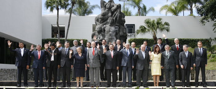 Foto oficial de los mandatarios que asisten a la Cumbre de Jefes de Estado y de Gobierno, en El Salvador, con el propósito de revisar temas de interés común, entre los que se encuentra la crisis financiera internacional. Foto: XVIII Cumbre Iberoamericana El Salvador 2008