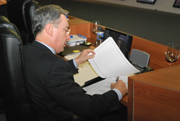 El Presidente de la República, Álvaro Uribe Vélez, en el momento que firmaba la declaración conjunta de todos los mandatarios asistentes a la Cumbre Iberoamericana de Jefes de Estado y de Gobierno, que se cumplió en El Salvador.