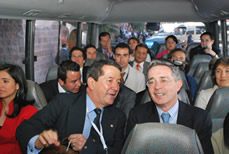 El Presidente Álvaro Uribe dialoga animadamente con el Embajador de Colombia en El Salvador, Carlos Alberto Gamba López, en el microbús que llevó hasta el aeropuerto de San Salvador al Mandatario y a la comitiva nacional que lo acompañó en la Cumbre Iberoamericana de Jefes de Estado y de Gobierno. 