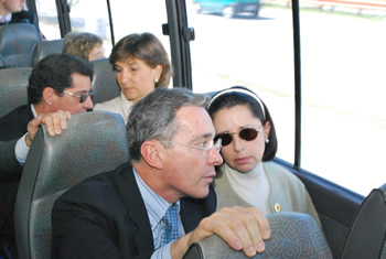 El Presidente Álvaro Uribe escucha un comentario de su esposa, doña Lina Moreno, camino al aeropuerto internacional de San Salvador, luego de participar en la Cumbre Iberoamericana de Jefes de Estado y de Gobierno.