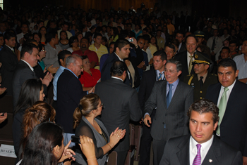 Llegada del Presidente Álvaro Uribe Vélez al ‘Teatro Presidente’ en San Salvador, en donde minutos después participó en la conferencia sobre los retos y desafíos de los jóvenes en una sociedad democrática. El Jefe de Estado llegó este jueves 25 de septiembre a El Salvador, procedente de la ciudad de Nueva York.