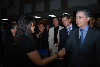 A su llegada al ‘Teatro Presidente’ en San Salvador, para participar en la conferencia sobre los retos y desafíos de la juventud en una sociedad democrática, el Presidente Álvaro Uribe saluda a los jóvenes universitarios.