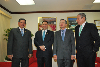 Durante su visita a El Salvador, el Presidente Uribe se reunió con los representantes de las ramas del poder en ese país centroamericano. De izq. a der., el Presidente del Congreso, Rubén Oreana; el Presidente de El Salvador, Elías Antonio Saca; el Mandatario colombiano y el Presidente de la Corte Suprema de Justicia, Agustín Garcia.